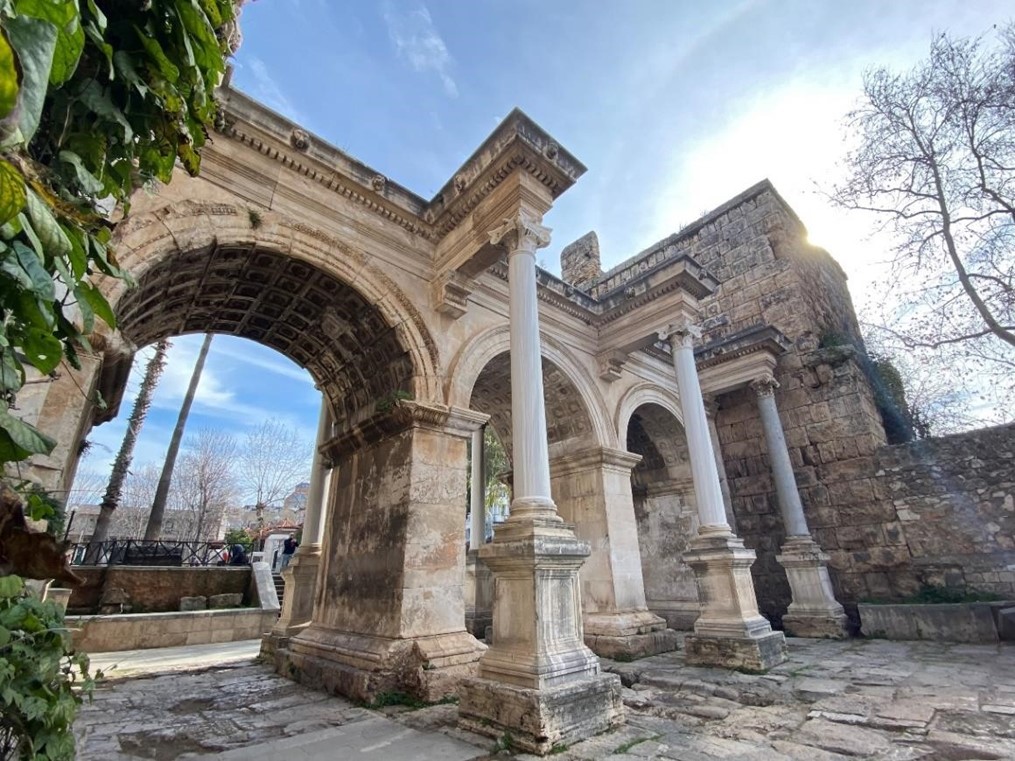 Aufnahme des Hadrianstors, einer der wichtigsten historischen Stätten in Antalya. Das Tor stammt aus dem Jahr 130 n. Chr. und ist ein Triumphbogen des Römischen Reiches.