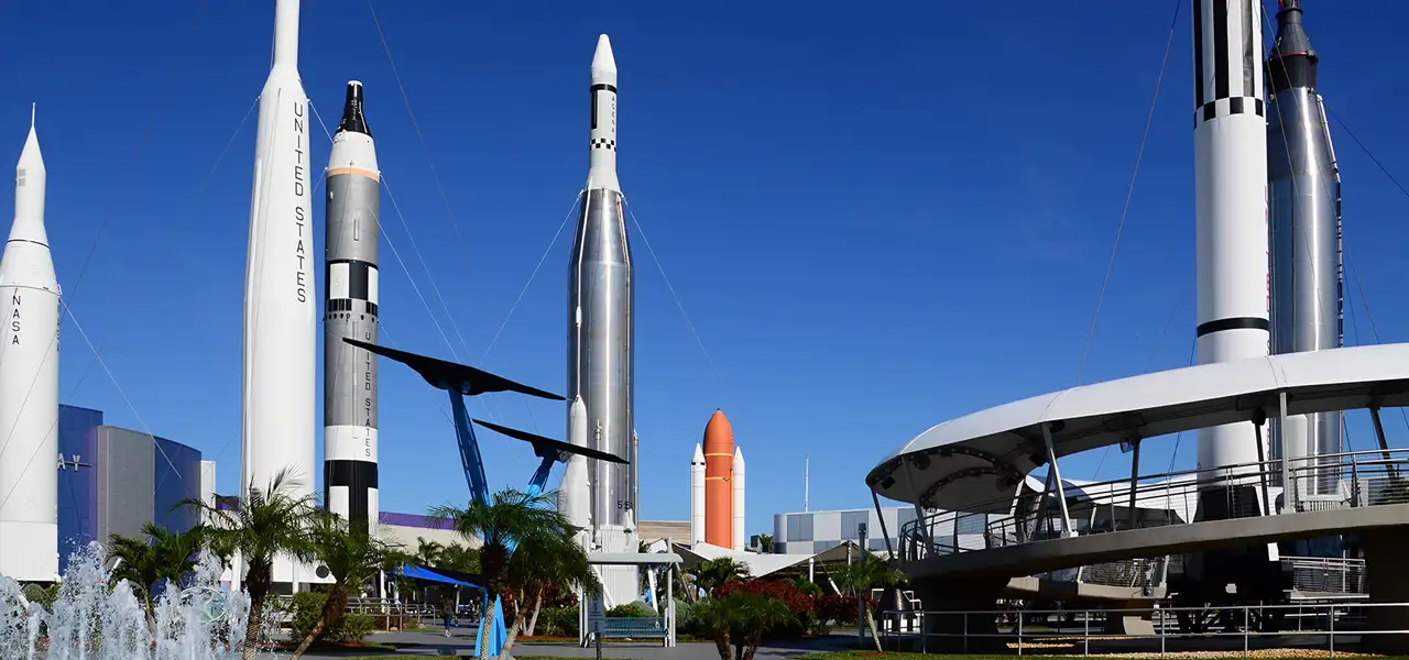 Ausstellung der Weltraumraketen, die in den Himmel ragen, im Museum des Kennedy Space Centers.