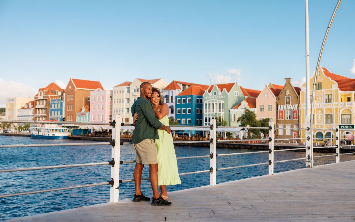 Blick vom Wasser aus auf die Strandpromenade mit Läden in der ägyptischen Touristen-Stadt Hurghada an einem sonnigen Tag.