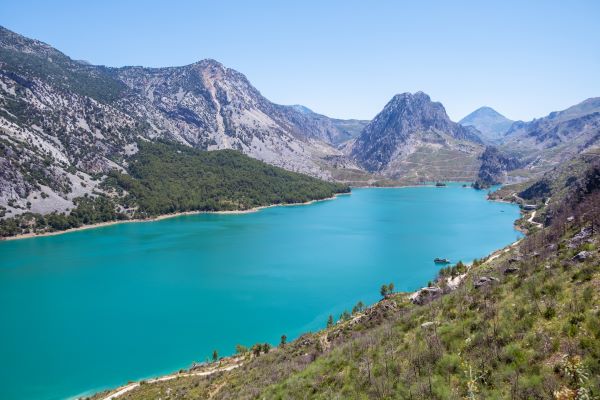 Ein Tal im Taurusgebirge mit einem See in der Mitte, der von Bergen umgeben ist.