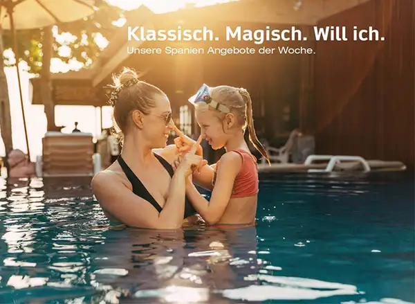 Klassisch. Magisch. Will ich. Unsere Spanien Angebote der Woche. Zu sehen ist eine junge Mutter mit ihrer Tochter im Bikini, die zur Hälfte in einem Hotel-Pool stehen. Die beiden stehen zueinander gewandt und zeigen mit ihrem Zeigefinger auf die Nase des anderen.