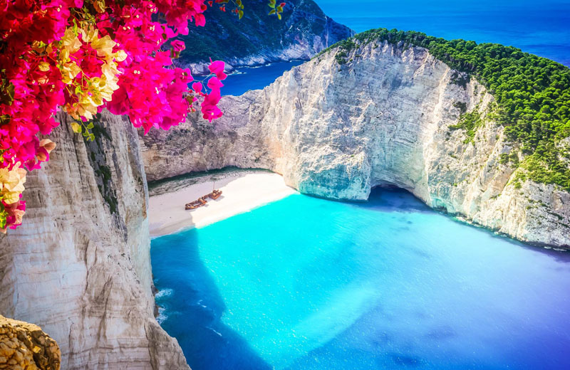 Blick von den umliegenden Felsen auf den berühmten Strand Navagio mit dem Schiffwrack an einem warmen Sommertag.  