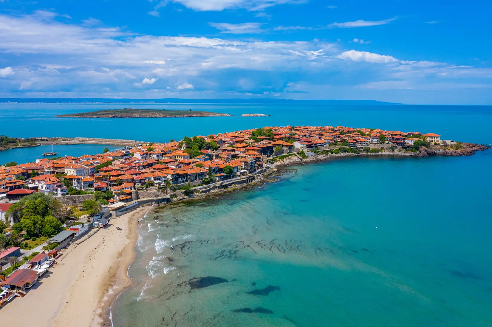 Drohnenaufnahme der Stadt Sozopol mit Strand an der Bulgarischen Riviera