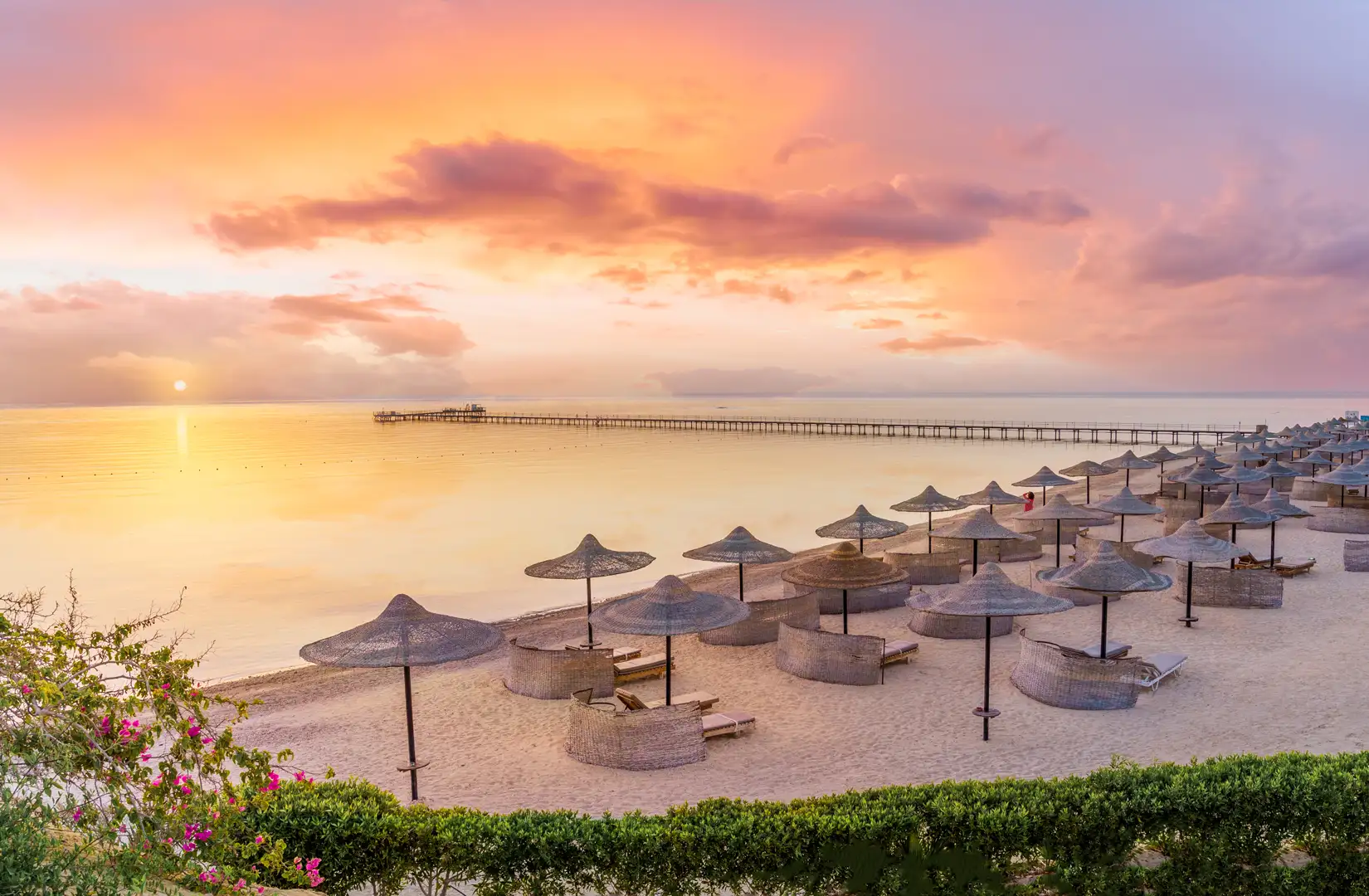 Strandszenerie am Fayrouz Beach Resort bei Sonnenaufgang in Marsa Alam, Ägypten