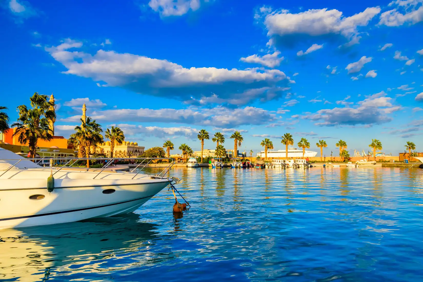 Blick auf die Hurghada Marina vom Wasser aus.