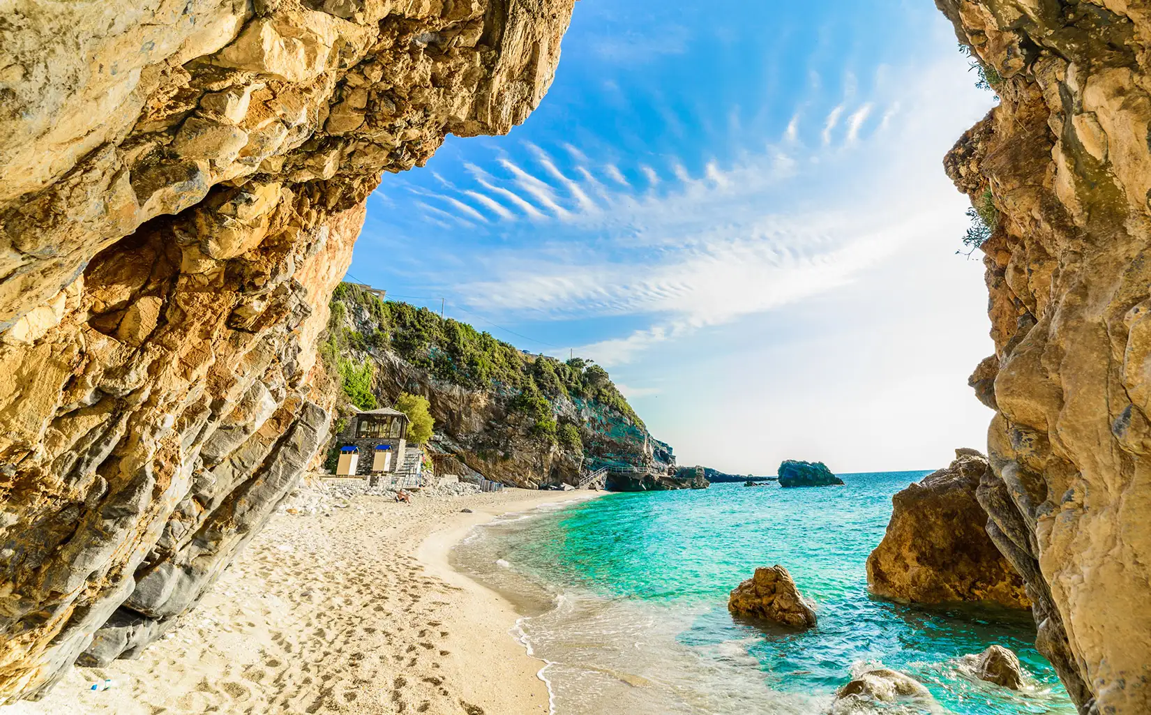 Schöne Aussicht auf einen Strand auf der Insel Korfu nahe Pilion