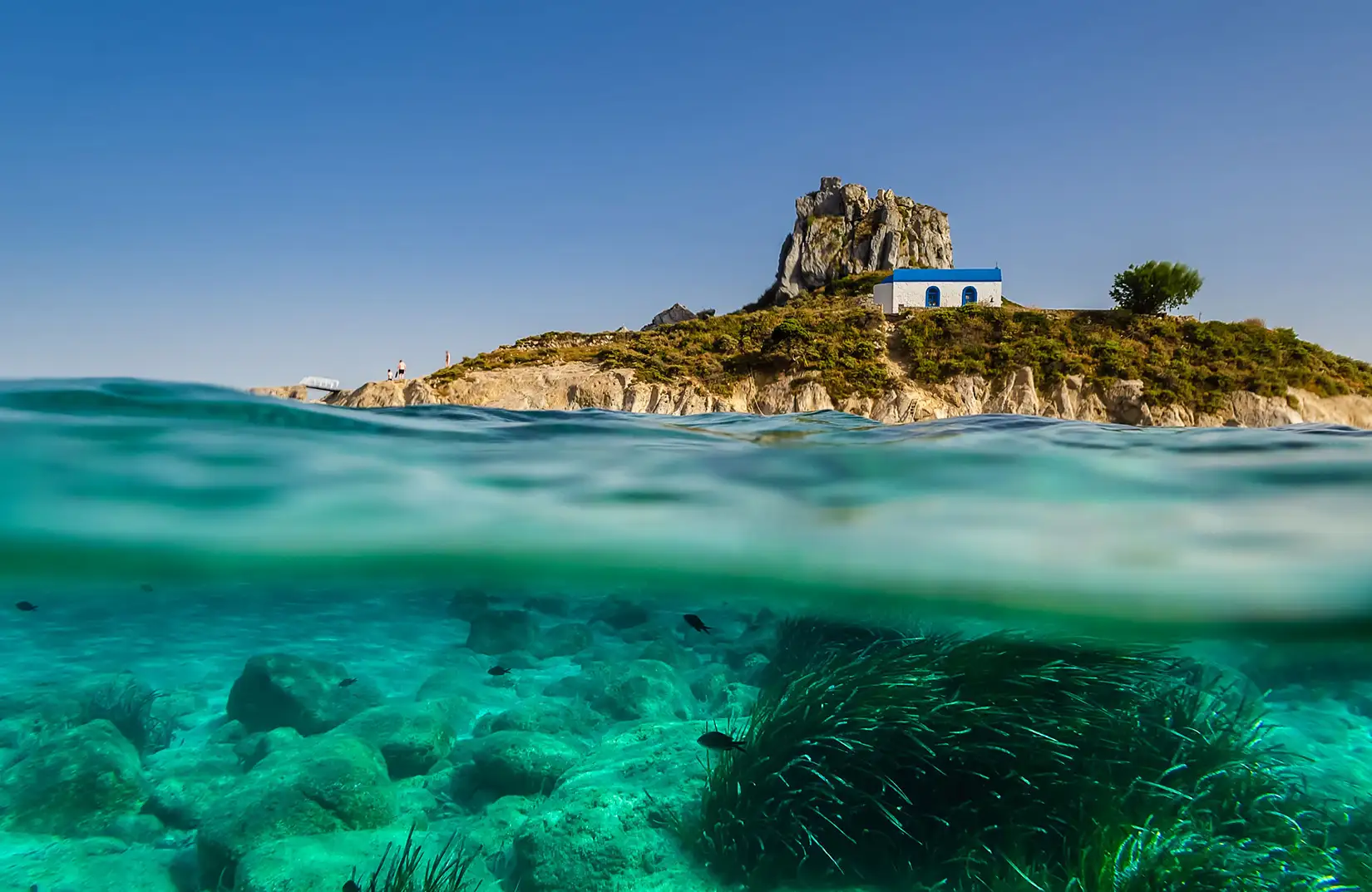 Blick auf die kleine Insel Kastri vom Wasser aus in der Nähe des Dorfes Kefalos auf der griechischen Insel Kos