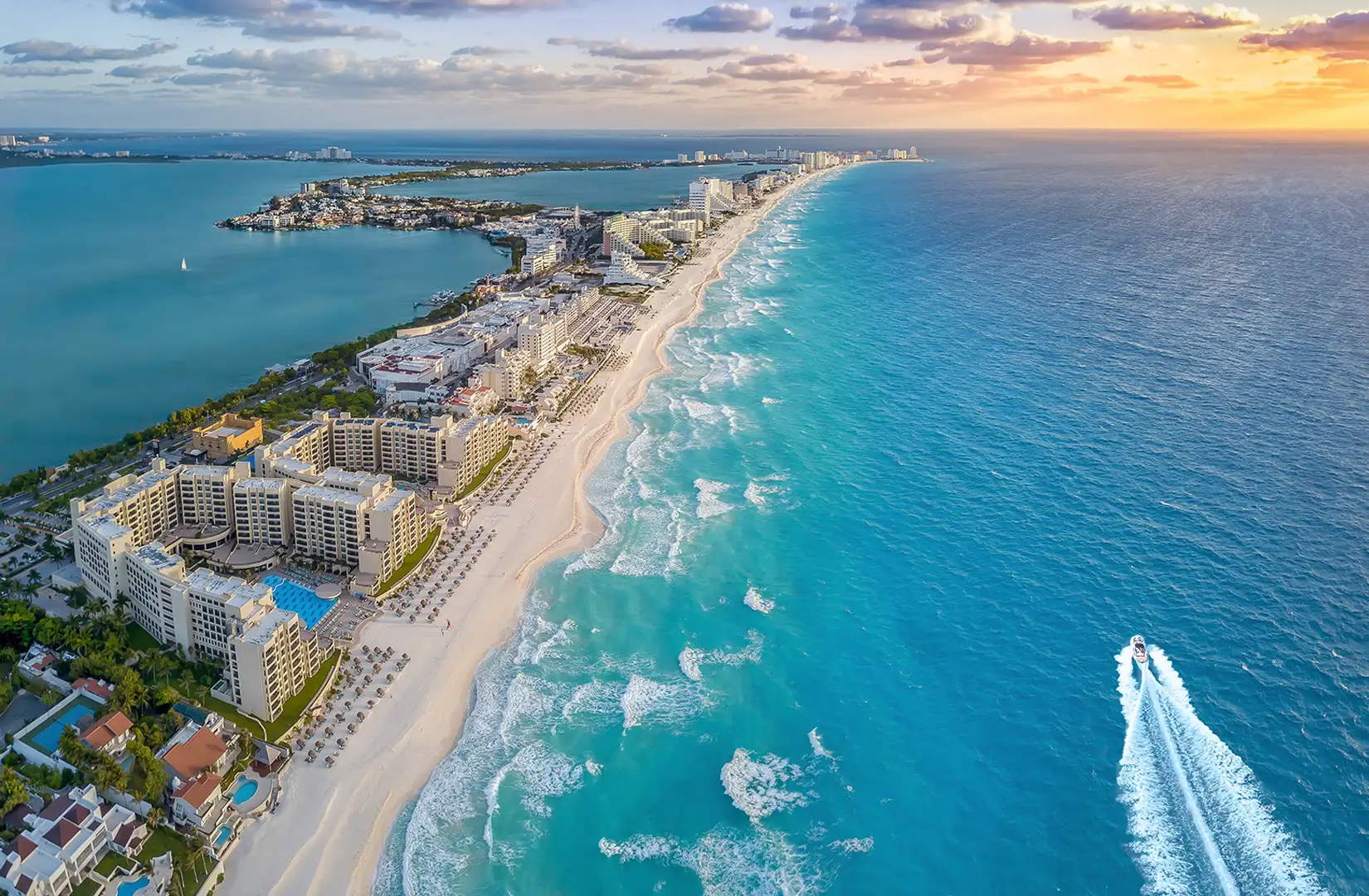 Luftaufnahme vom Strand in Cancun in Mexiko mit Boot