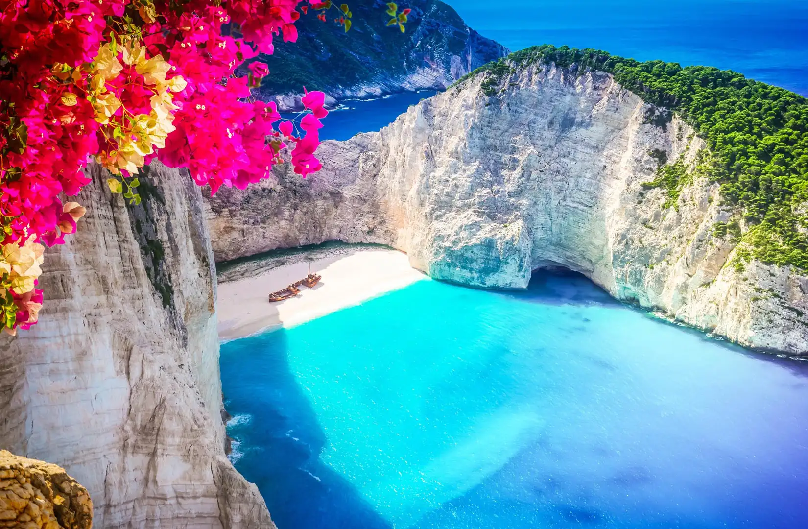 Bucht von Navagio mit dem berühmten Schiffswrack auf der griechischen Insel Zakynthos an einem strahlend schönen Sommertag.