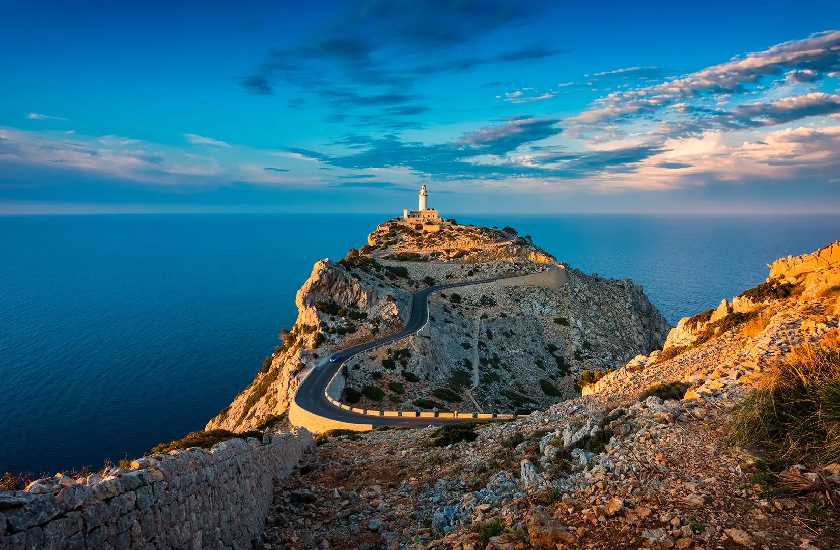 Der berühmte Leuchtturm am Cap de Formentor auf Mallorca bei Abenddämmerung.