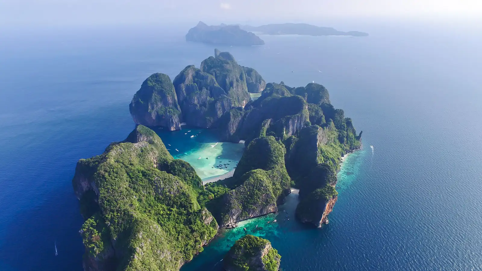 Luftaufnahme der Insel Phi-Phi Leh mit der Maya-Bucht und der Pileh-Lagune in der Provinz Krabi, Thailand.