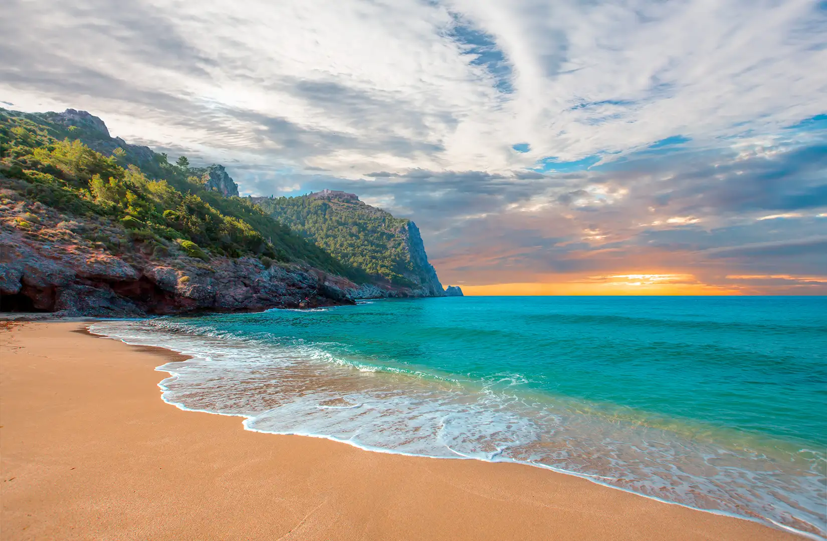 Strand von Kleopatra mit Meer und Felsen der Halbinsel Alanya