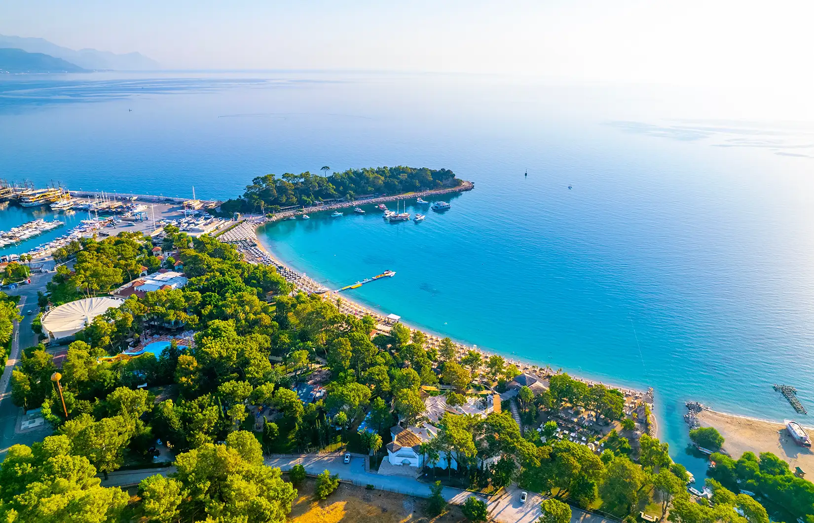 Drohnenaufnahme von der Moonlight Beach in Kemer, Antalya