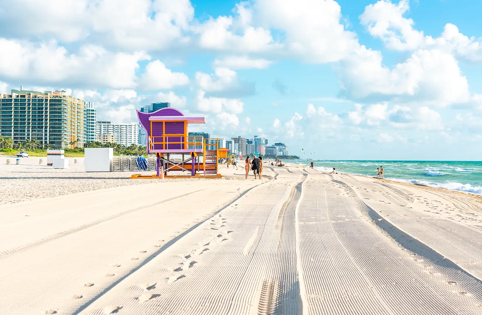 Rettungsschwimmerhütte am Strand Miami South Beach an einem Sommertag