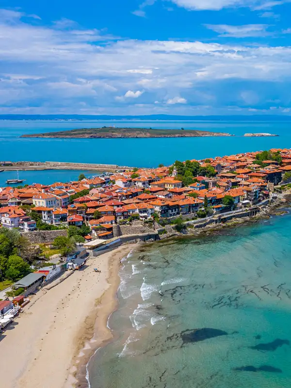 Drohnenaufnahme der Stadt Sozopol mit Strand an der Bulgarischen Riviera