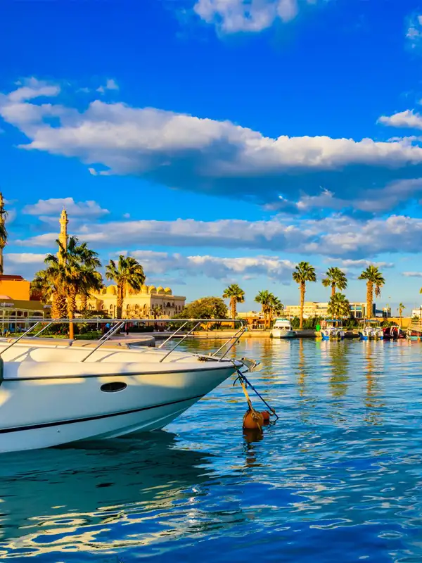 Blick auf die Hurghada Marina vom Wasser aus.