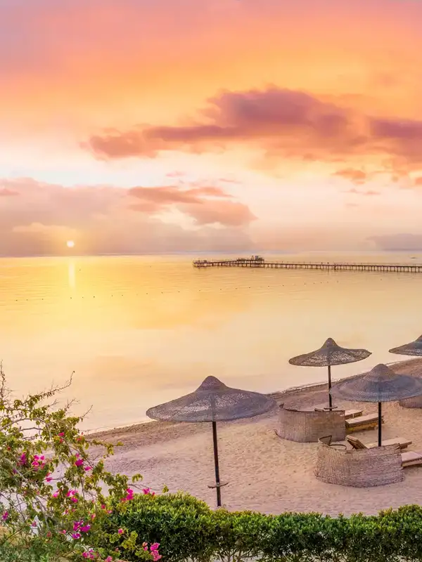 Strandszenerie am Fayrouz Beach Resort bei Sonnenaufgang in Marsa Alam, Ägypten