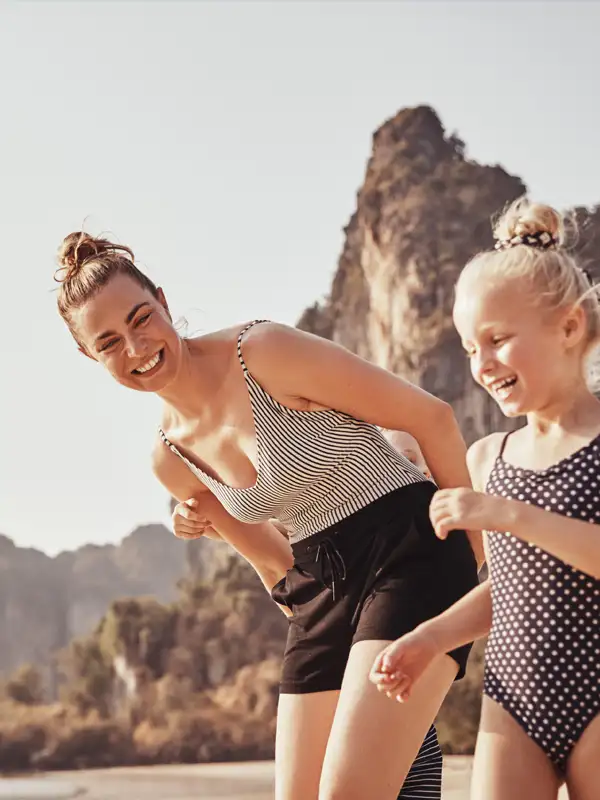  Mutter und ihre beiden kleinen Kinder spielen gemeinsam am Strand 