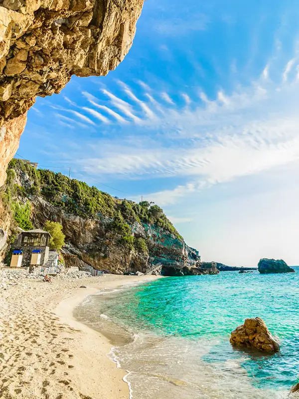 Schöne Aussicht auf einen Strand auf der Insel Korfu nahe Pilion