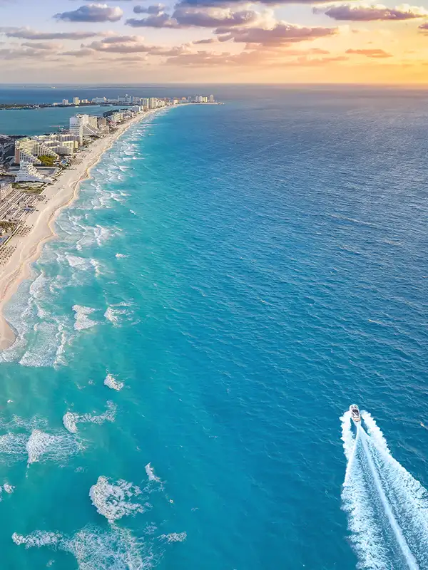 Luftaufnahme vom Strand in Cancun in Mexiko mit Boot