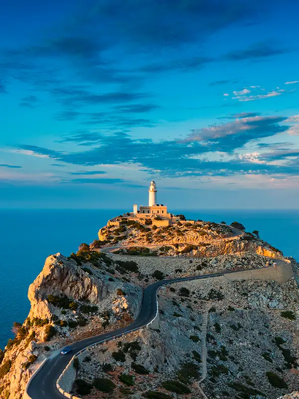 Der berühmte Leuchtturm am Cap de Formentor auf Mallorca bei Abenddämmerung.