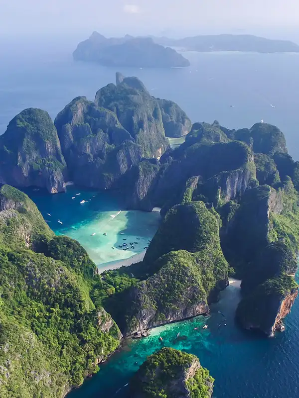 Luftaufnahme der Insel Phi-Phi Leh mit der Maya-Bucht und der Pileh-Lagune in der Provinz Krabi, Thailand.