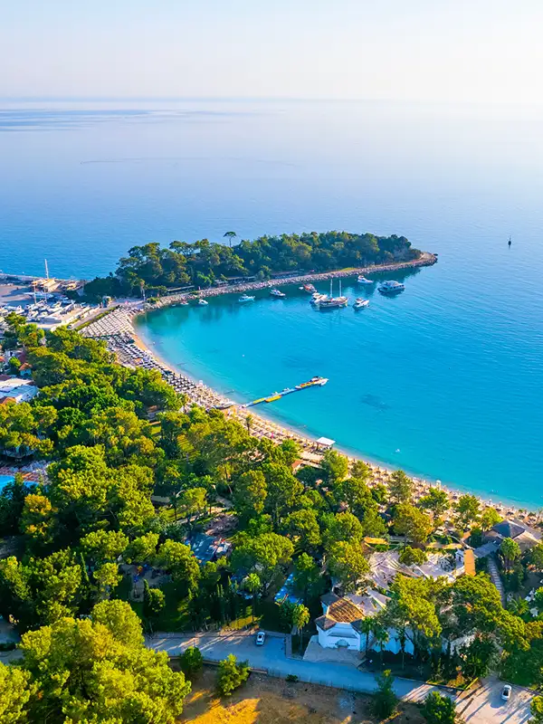 Drohnenaufnahme von der Moonlight Beach in Kemer, Antalya