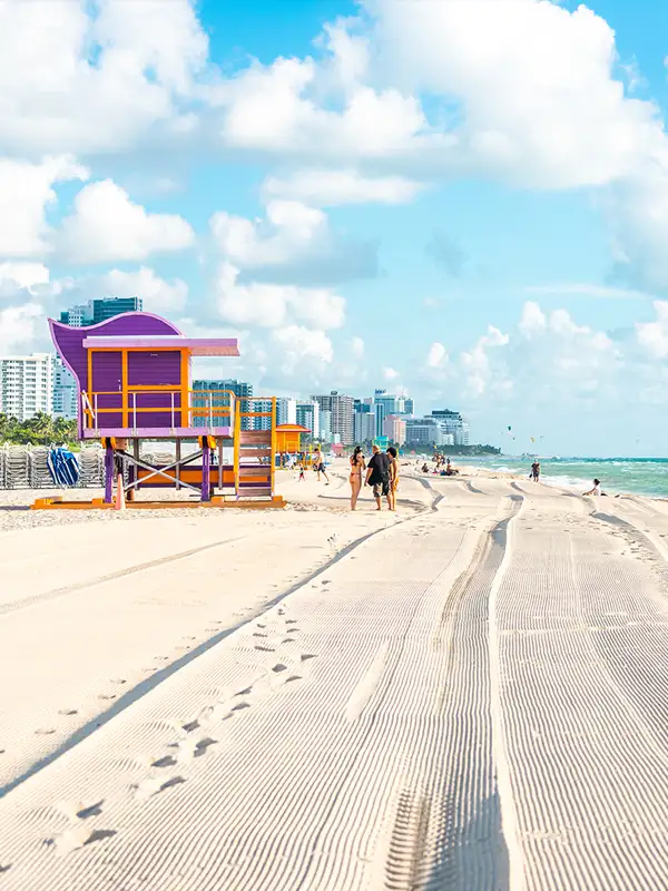 Rettungsschwimmerhütte am Strand Miami South Beach an einem Sommertag