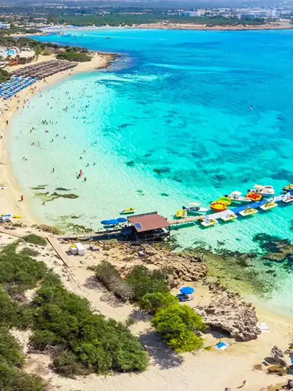 Drohnenaufnahmen vom Makronissos Strand auf Zypern in Griechenland